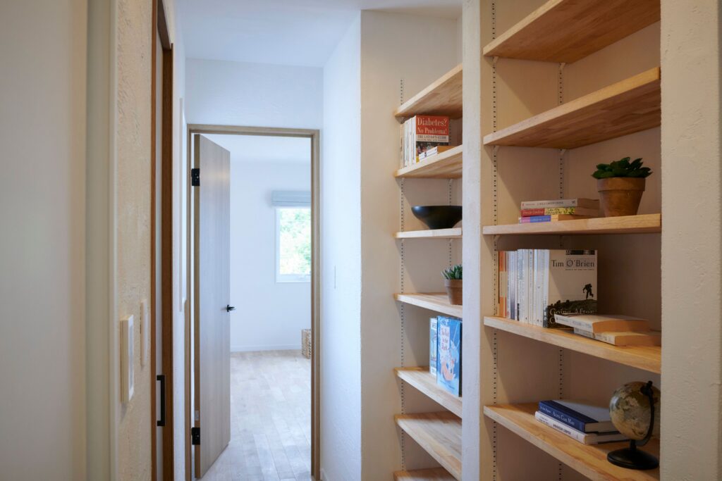 ２階子供部屋と主寝室を結ぶ廊下には、家族みんなで使える大きな本棚を計画